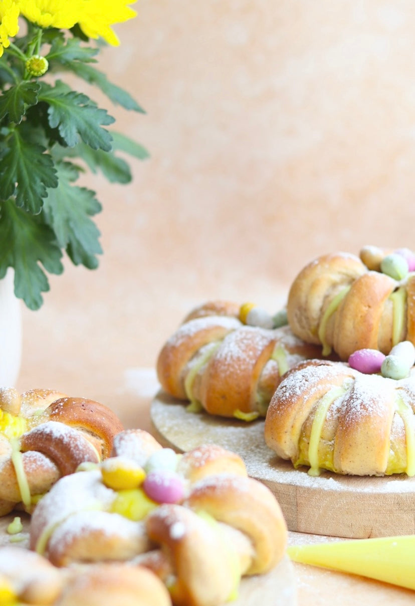 Påskeboller med vaniljekrem