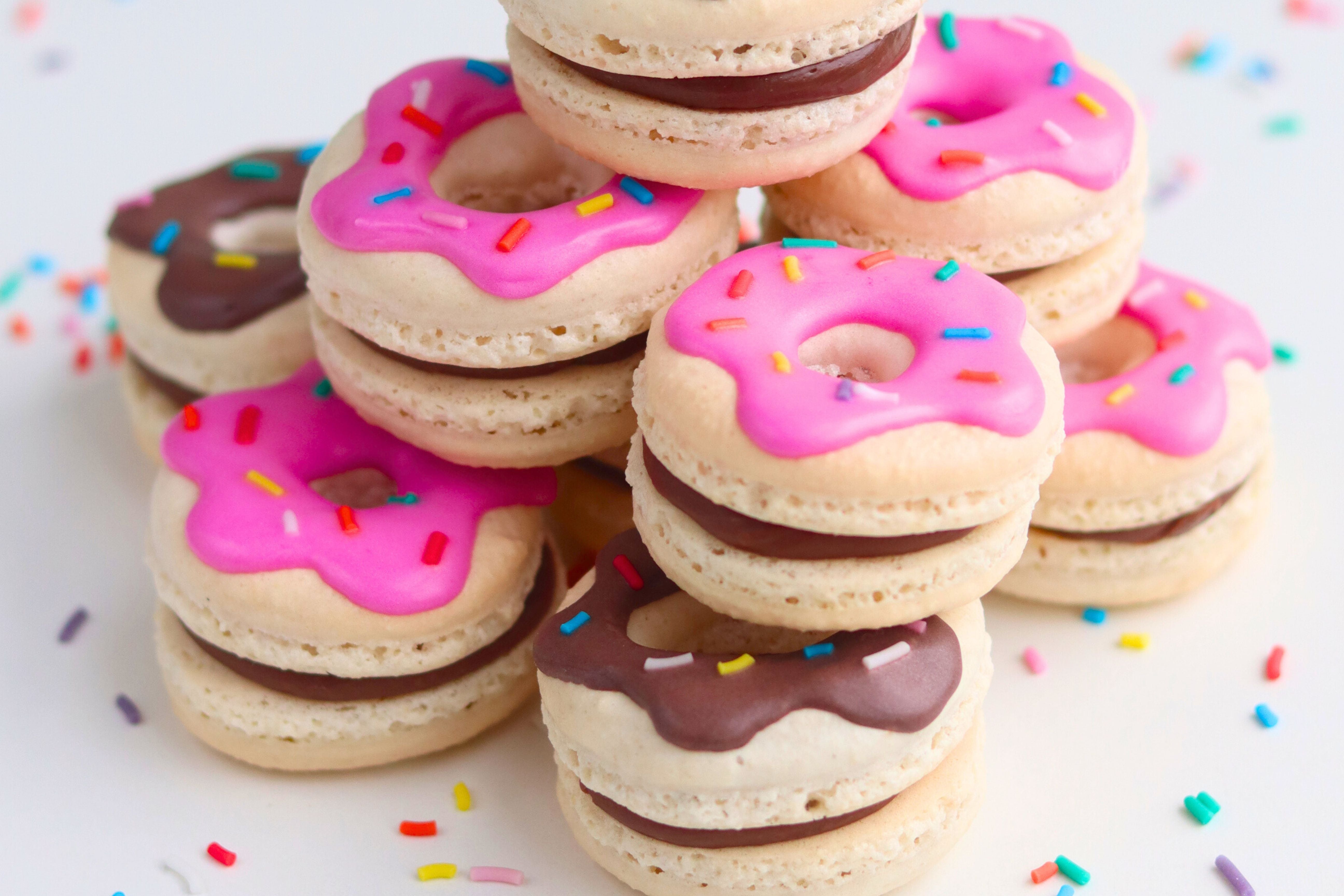 Makroner formet som donuts
