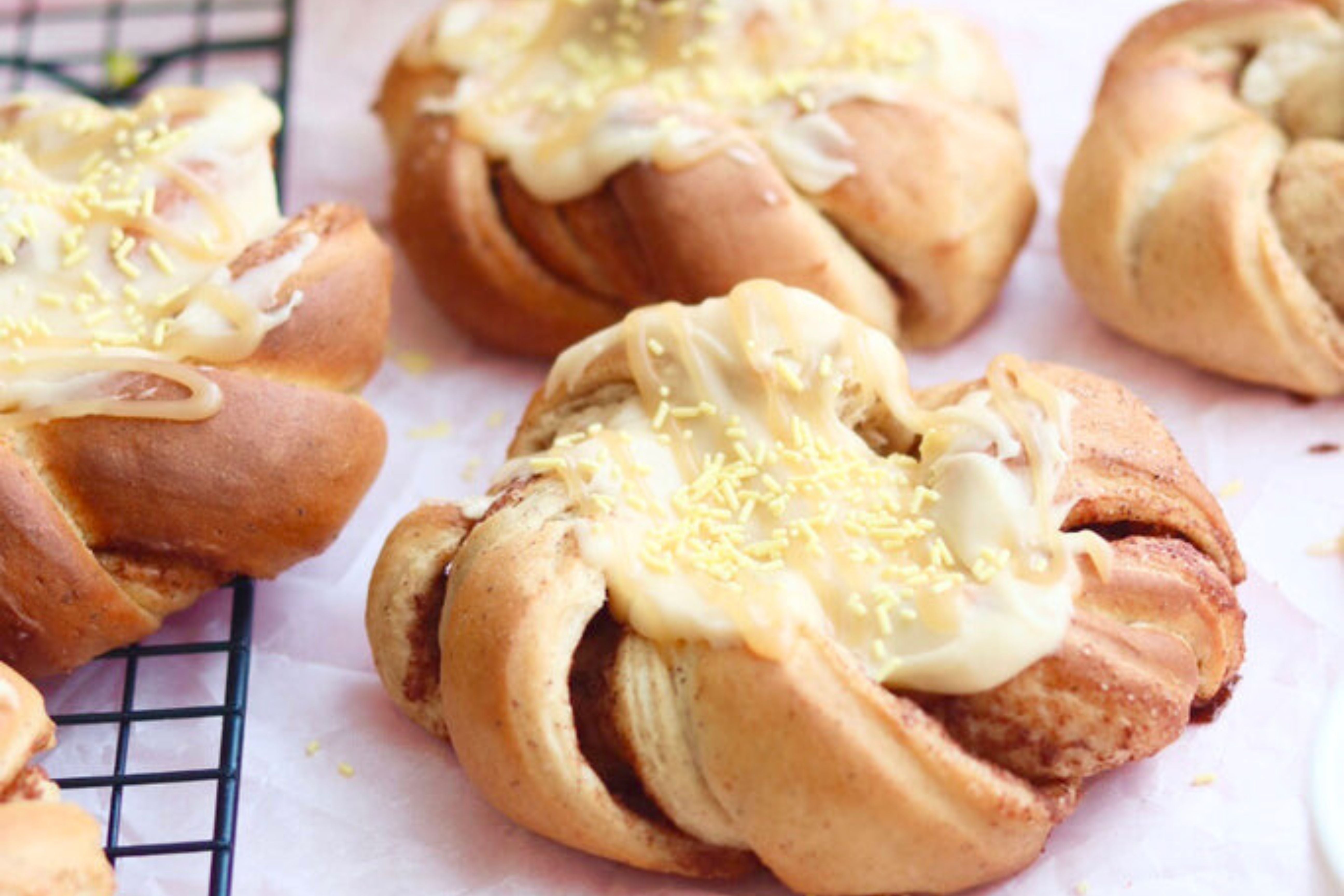 Saftig kanelboller med karamellglasur