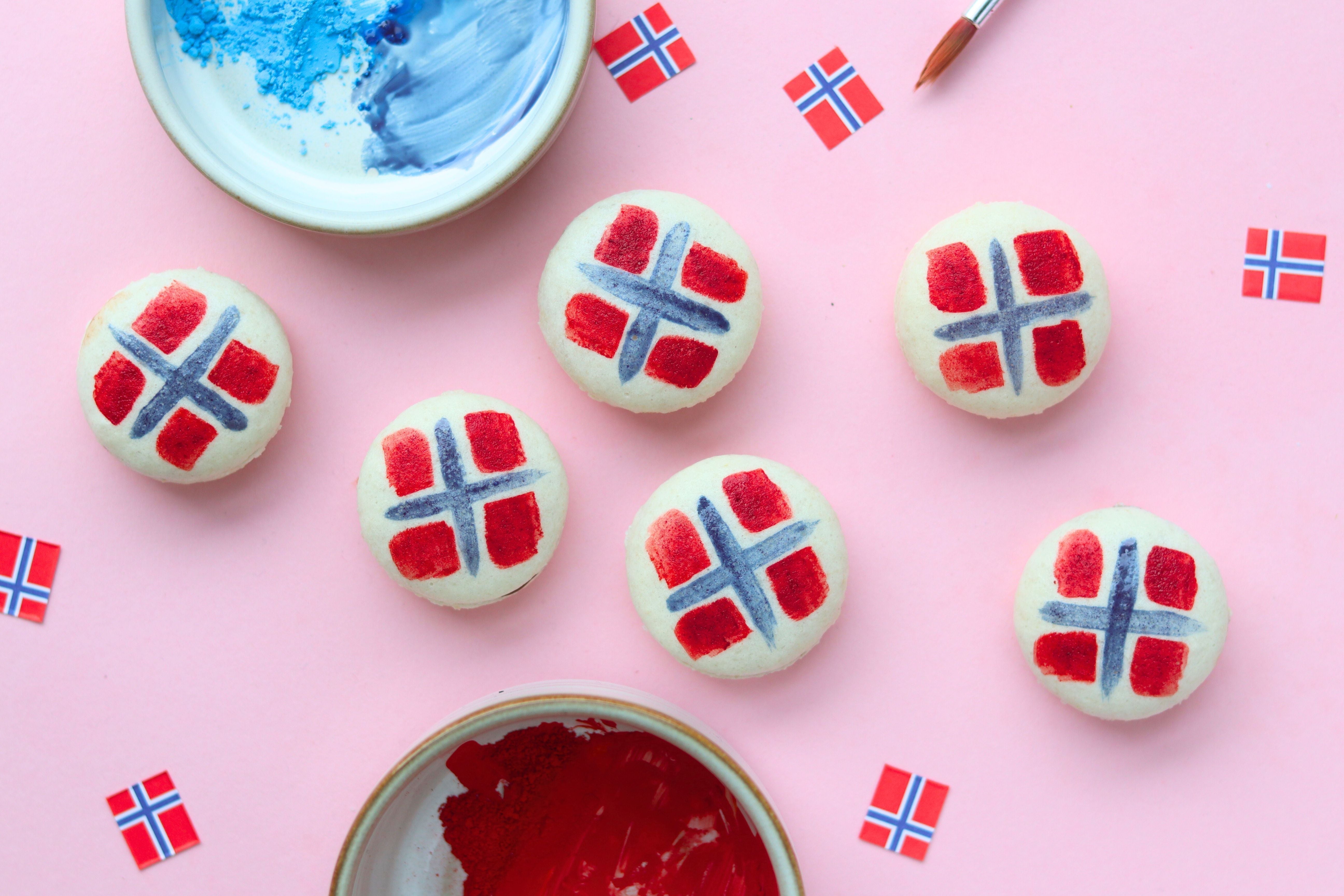 Makroner med 17. Mai flagg